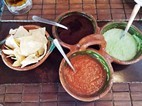 Nachos y salsas de acompañamiento