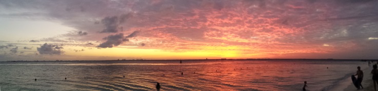 Atardecer desde el centro urbano de Isla Mujeres