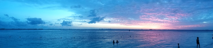 Atardecer desde el centro urbano de Isla Mujeres