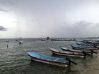 Barcas amarradas en la playa de Puerto Morelos