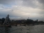 Vista del Faro Inclinado desde el muelle