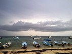 Barcas amarradas en la playa de Puerto Morelos