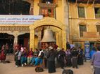 Campana frente a Guru Lhakhang Gompa, Boudhanath