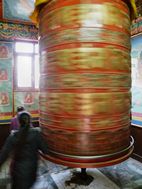 Molinillo de oración en Tsamchen Gompa, Boudhanath