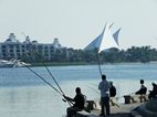 Pescando frente a Dubai Creek Golf Club
