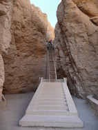 Acceso a la tumba de Tutmosis III