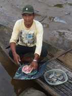Limpiando pescado en Puesto Camotal
