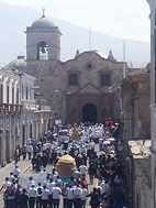 Procesión hacia la Iglesia de San Francisco