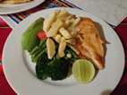 Pollo plancha con aguacate y tomate, Isla Khantati