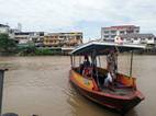 Ferry que cruza el río en Ayutthaya