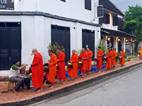 Tak Bat, ceremonia de entrega de limosnas, en las calles de Luang Prabang