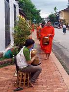 Tak Bat, ceremonia de entrega de limosnas, en las calles de Luang Prabang