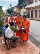Tak Bat, ceremonia de entrega de limosnas, en las calles de Luang Prabang