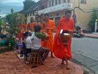Tak Bat, ceremonia de entrega de limosnas, en las calles de Luang Prabang