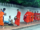 Tak Bat, ceremonia de entrega de limosnas, en las calles de Luang Prabang