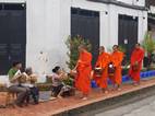 Tak Bat, ceremonia de entrega de limosnas, en las calles de Luang Prabang