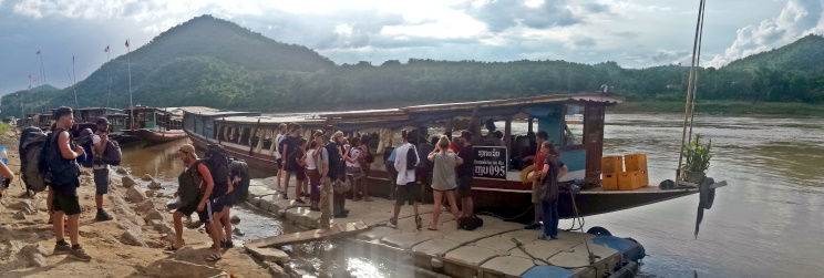 Descendiendo en el muelle de Luang Prabang