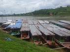 Barcazas en el muelle de Huay Xai
