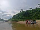 Vistas desde la barcaza en el trayecto entre Huay Xai y Luang Prabang