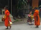 Monjes solicitando limosna a primera hora de la mañana en Pakbeng