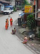 Monjes solicitando limosna a primera hora de la mañana en Pakbeng