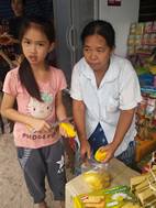 Venta de viveres antes de subir a la barcaza