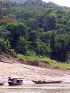 Vistas desde la barcaza en el trayecto entre Huay Xai y Luang Prabang