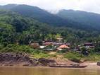 Vistas desde la barcaza en el trayecto entre Huay Xai y Luang Prabang
