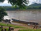 Barcazas en el muelle de Luang Prabang