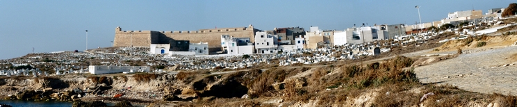 Desde Cap d'Afrique vistas del cementerio musulman y el ribat