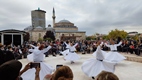 Derviches danzantes frente al Museo Mevlana