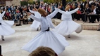 Derviches danzantes frente al Museo Mevlana
