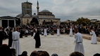 Derviches danzantes frente al Museo Mevlana
