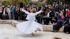 Derviches danzantes frente al Museo Mevlana