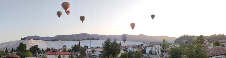 Globos sobrevolando las terrazas travertinas y las ruinas de Hierapolis