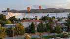 Globos sobrevolando las terrazas travertinas y las ruinas de Hierapolis