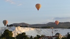 Globos sobrevolando las terrazas travertinas y las ruinas de Hierapolis