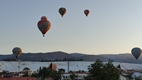Globos sobrevolando las terrazas travertinas y las ruinas de Hierapolis