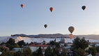 Globos sobrevolando las terrazas travertinas y las ruinas de Hierapolis