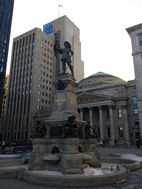 Estatua de Maisonneuve y Banque de Montreal en la Place d'Armes