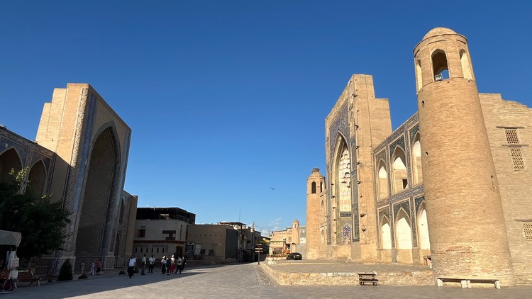 Madrasas de Ulugbek y Abdul Aziz Khan, una frente a otra