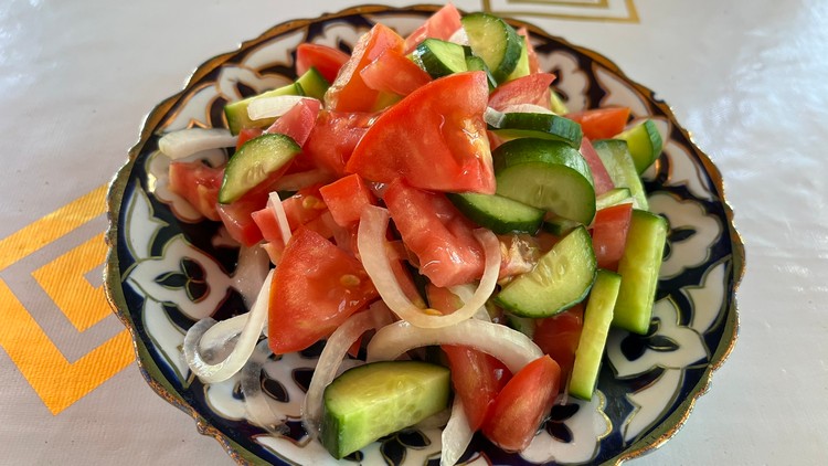 Ensalada de tomate, pepino y a veces cebolla