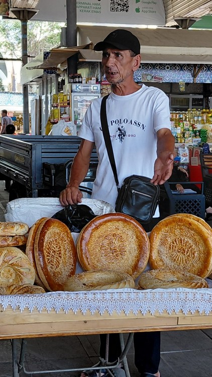 Venta de non en Bazar Chorsu, Tashkent